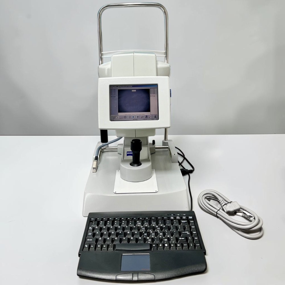 تصویر نمایشی رسمی خانواده ZEISS IOLMaster؛ تطبیق Version 5 با دستگاه عرضه‌شده بررسی شود